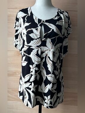 New RW&CO. Black Blouse Cream Leaf Motif and Front Keyhole size XL sleeveless